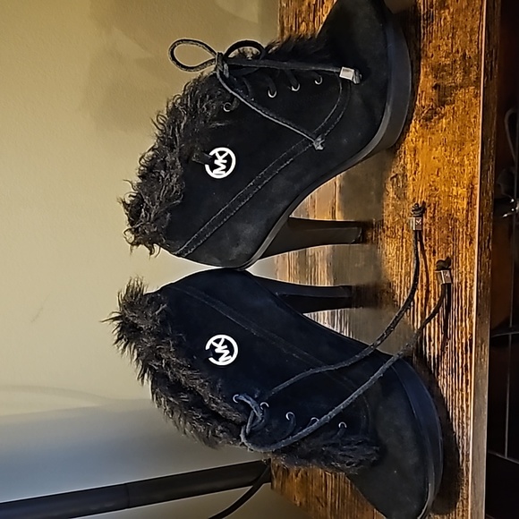 Michael Kors women black suede platform boots with faux fur trim - Picture 3 of 7